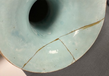 Une paire de vase en porcelaine de Chine famille rose &agrave; d&eacute;cor 'millefleurs', marque de Qianlong, R&eacute;publique
